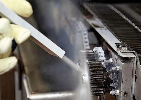 Tørrisblåsing  effektiv og skånsom rengjøring uten vann og kjemikalier